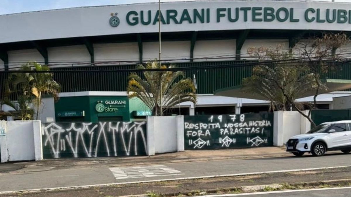 Torcida do Guarani picha portões do Brinco de Ouro após time não conseguir acesso à Série B