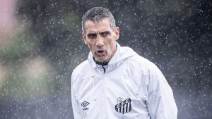 Vojvoda tem dúvidas na escalação para o clássico contra o Corinthians