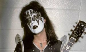 Luto no rock: morre Ace Frehley, guitarrista do Kiss, aos 74 anos