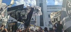 torcedores em frente ao estádio da ponte preta
