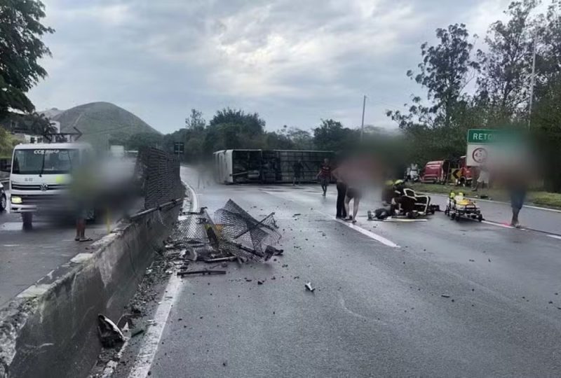 Ônibus com torcedores do Flamengo tomba na Rodovia Presidente Dutra