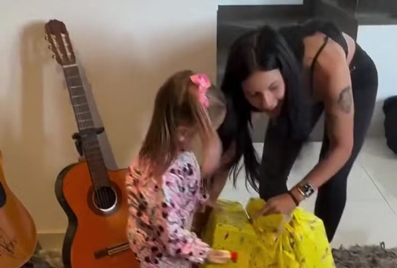 Ana Castela dá presente aos filhos de Zé Felipe. Foto: Instagram