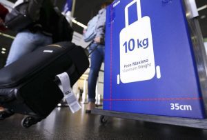 Senado aprova proposta que proíbe cobrança por bagagem de mão em voos