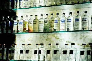 PolÃ­cia CientÃ­fica confirma adiÃ§Ã£o irregular de metanol em bebidas apreendidas (Foto: Unsplash)
