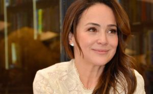 Gabriela Duarte lança autobiografia ao lado de celebridades no RJ