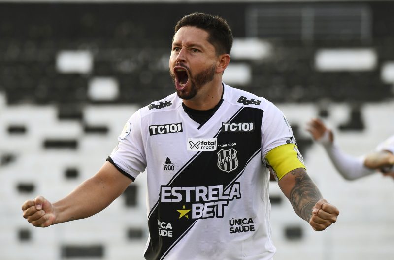 Entre comemorações e balde de gelo, Élvis, um dos principais protagonistas do título da Ponte Preta, cobra reconhecimento da diretoria