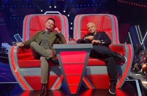 Matheus & Kauan usam nova regra e viram cadeira após o fim da apresentação no The Voice Brasil