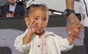 Mavie leva uma bolada na cabeça e sai chorando do estádio do Santos
