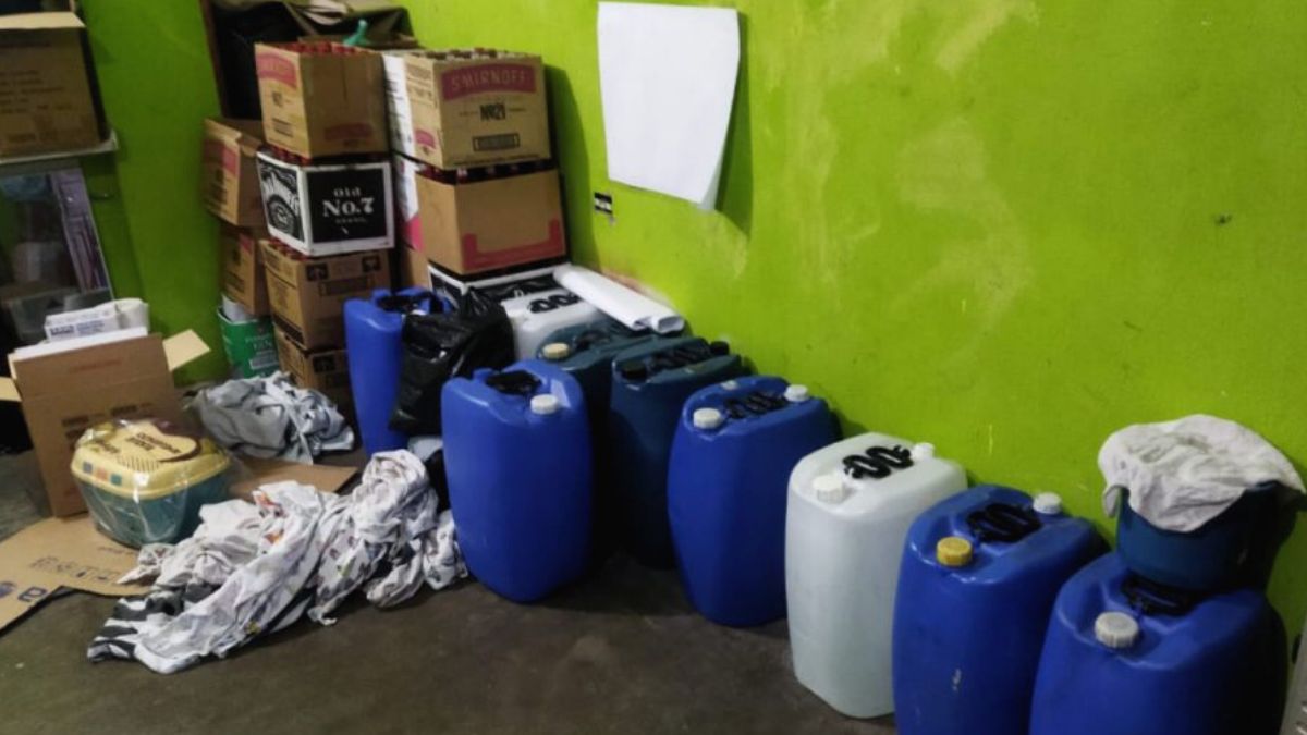 Polícia fecha fábrica ilegal em São Bernardo; suspeita de envolvimento em mortes por metanol. Veja o que se sabe e como funcionava a adulteração.