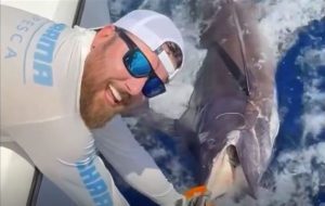 Cantor Zé Neto pesca o maior peixe de sua vida e comemora na internet