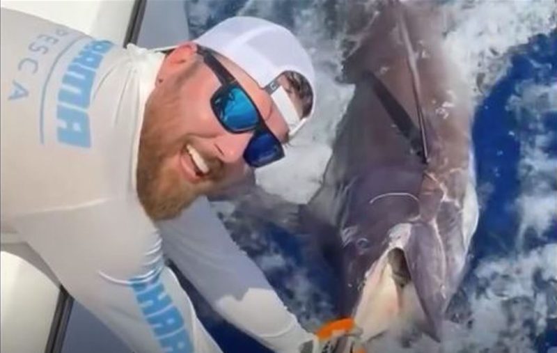 Cantor Zé Neto pesca o maior peixe de sua vida e comemora na internet