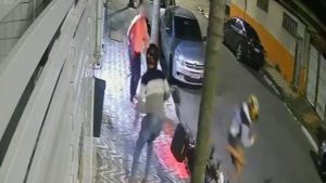 Dois jovens caem de moto tentando furtar prédio de luxo em Praia Grande