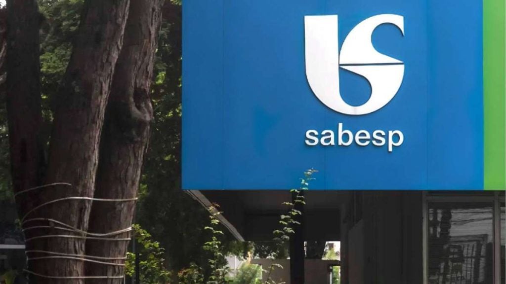 Fachada de unidade da Sabesp ilustrando mudanças no atendimento presencial e digital no feriado de Tiradentes.
