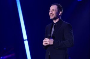 Tiago Leifert vira voz do metrô de São Paulo em ação da Disney+ e SBT para o The Voice Brasil