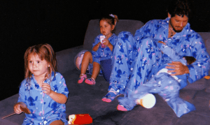 Zé Felipe faz "festa do pijama" com os filhos, na ausência de Virginia