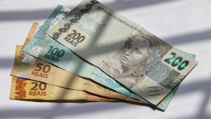 13º salário é antecipado e cai nesta sexta: veja quem recebe e quanto deve cair na conta