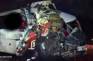 Ônibus bate em carreta na Rodovia dos Bandeirantes e deixa 46 feridos