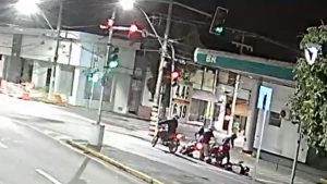 VÍDEO: motociclista é derrubado com "mata-leão" e tem veículo levado em Amparo