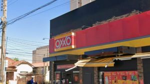 Homem é preso após invadir mercado Oxxo e fugir por telhados em Piracicaba (Foto: Reprodução / Google Maps)