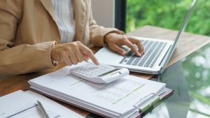 Como usar o 13º salário para aliviar as contas e começar 2026 no azul