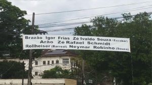 Torcida do Santos pendura faixa com "sugestão" de escalação antes do jogo contra o Mirassol