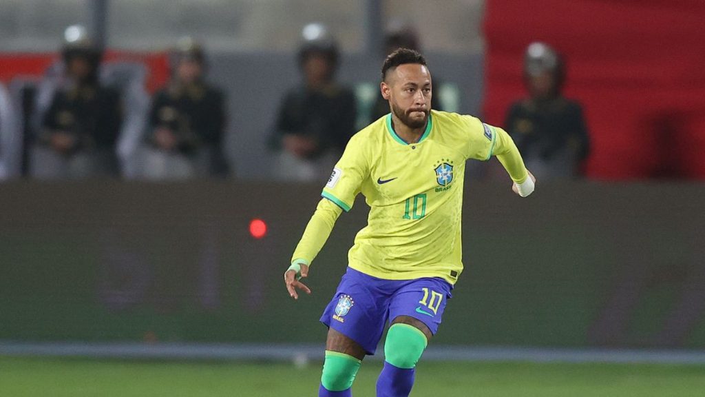 Atacante Neymar em movimento durante partida da seleção brasileira utilizando a camisa 10 amarela.