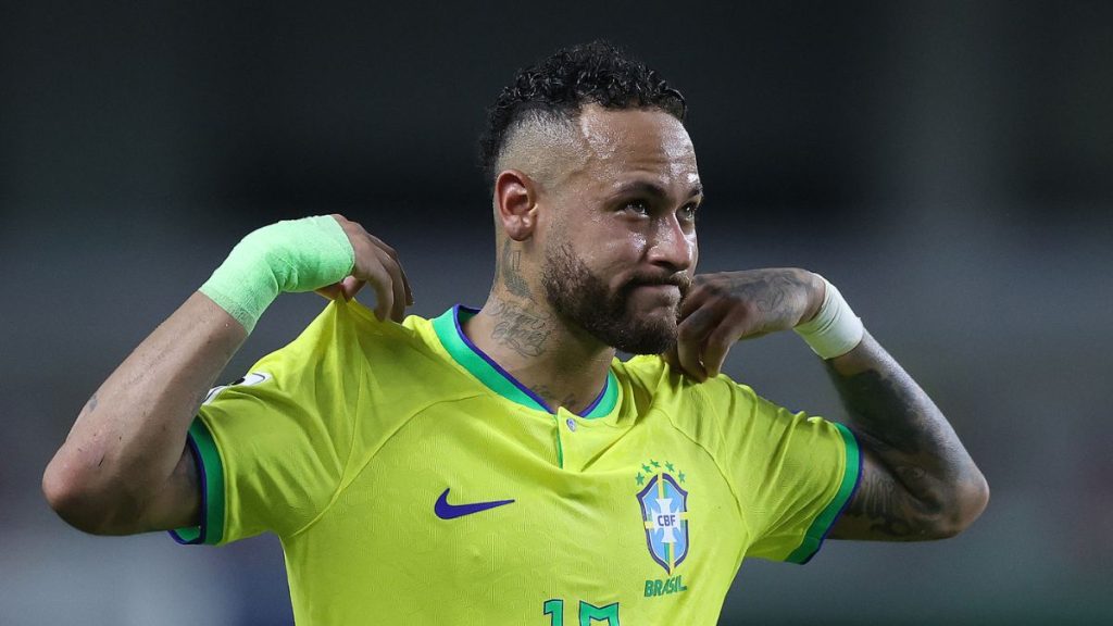Neymar Jr. com semblante sério vestindo o uniforme de treino da Seleção Brasileira durante exames médicos em Teresópolis.