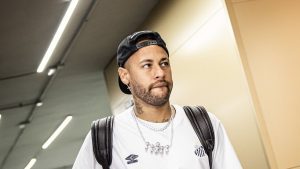 Após ser desfalque contra o Palmeiras, Neymar é relacionado e pode enfrentar o Flamengo