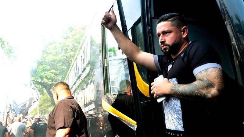 Elvis pede rescisão e cobra R$ 8 milhões da Ponte na Justiça