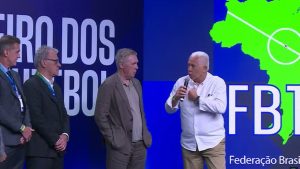 Com a presença de Ancelotti, Leão e Oswaldo de Oliveira criticam técnicos estrangeiros no Brasil