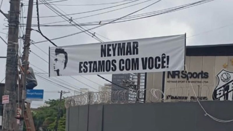 Após cobrança, torcedores colocam faixa para apoiar Neymar antes do clássico contra o Palmeiras