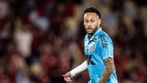 Neymar sai irritado e não fica no banco de reservas após ser substituído contra o Flamengo: "Vai me tirar?"