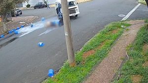 VÍDEO: Motorista de Kombi é arremessado para fora do veículo durante acidente em Piracicaba