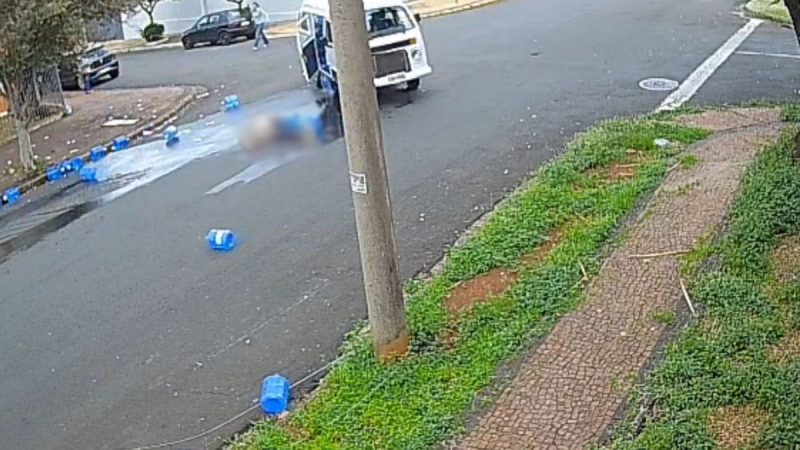 VÍDEO: Motorista de Kombi é arremessado para fora do veículo durante acidente em Piracicaba