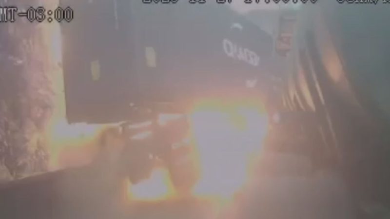 Frame desfocado de vídeo com foco em fogo e explosão após acidente na Rodovia Anchieta, com imagem de veículos e fumaça intensas, ligado ao acidente na Anchieta que matou duas pessoas.