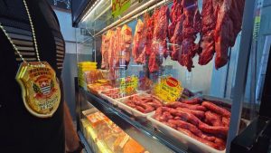 Açougue de supermercado é interditado por vender alimentos vencidos em Americana