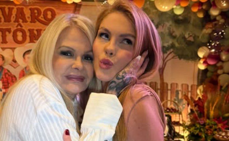 Bárbara e Monique Evans fazem as pazes e comemoram juntas o aniversário dos gêmeos