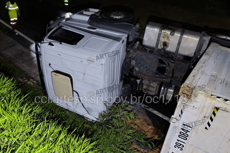 Caminhão com 24 toneladas de maçã tomba e interdita alça da Rodovia Anhanguera