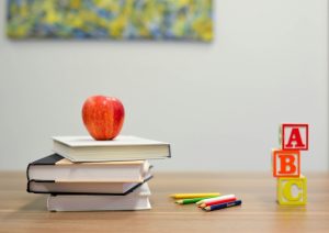 Prefeitura de Cubatão abre concurso para professor com 289 vagas e salários de até R$ 7,6 mil (Foto: Unsplash)