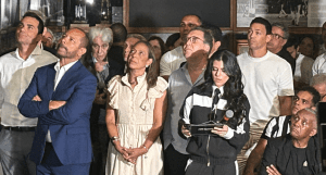 Pai de Neymar reúne convidados e jornalistas para repratiar a marca Pelé