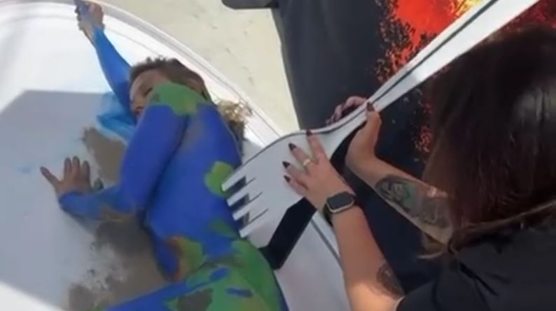 Luísa Mell faz protesto em frente a COP 30 para defender o veganismo