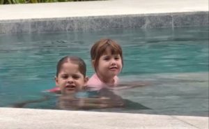Filhas de Virginia soltam a voz e cantam música de Ana Castela na piscina