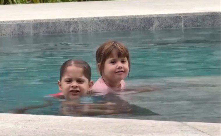 Filhas de Virginia soltam a voz e cantam música de Ana Castela na piscina