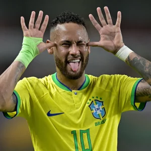 Neymar Jr. com a camisa da Seleção Brasileira em campo, representando o principal foco da preparação para a Copa do Mundo de 2026 após notícia de sua lesão.