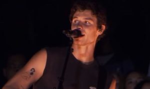Shawn Mendes visita aldeia índigena durante passagem pelo Brasil
