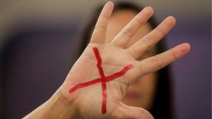 Mais de 70% dos casos de violência contra mulher têm testemunhas; maioria delas são crianças