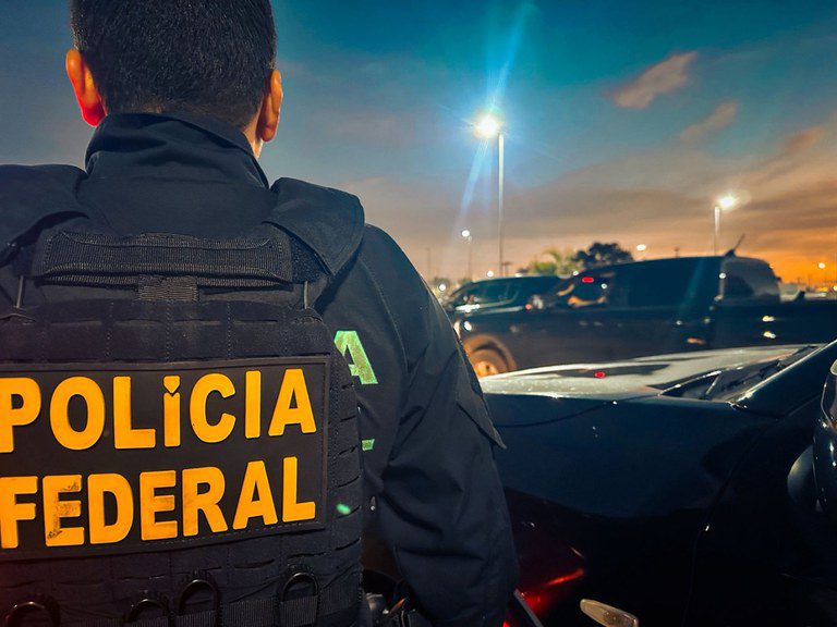 Desembargador é preso por suspeita de vazar operação contra deputado no RJ