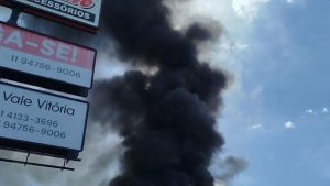 Incêndio em depósito de recicláveis provoca fumaça visível em Campinas