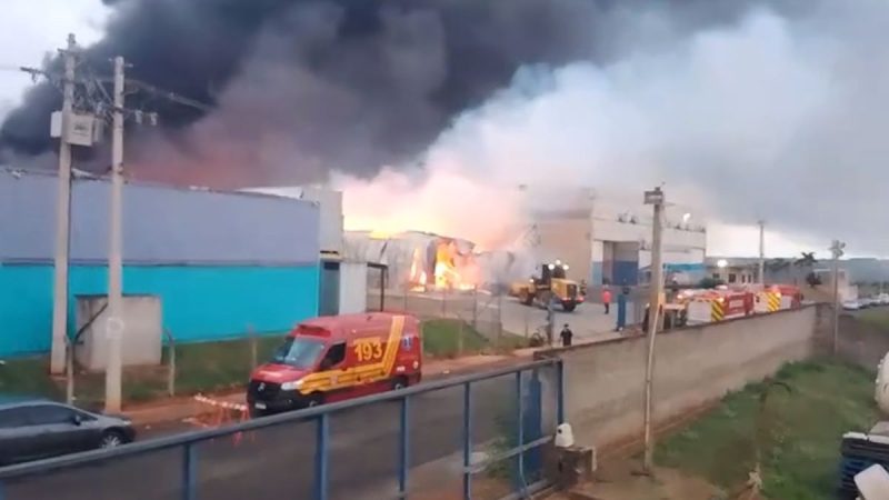 Incêndio de grandes proporções atinge fábrica de produtos para pets em Monte Mor