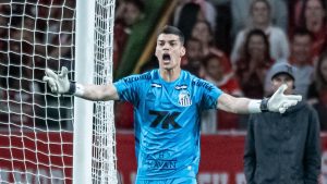 Flamengo prepara proposta para tirar Gabriel Brazão do Santos